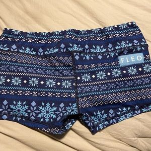 Fleo shorts - holiday snowflakes size large